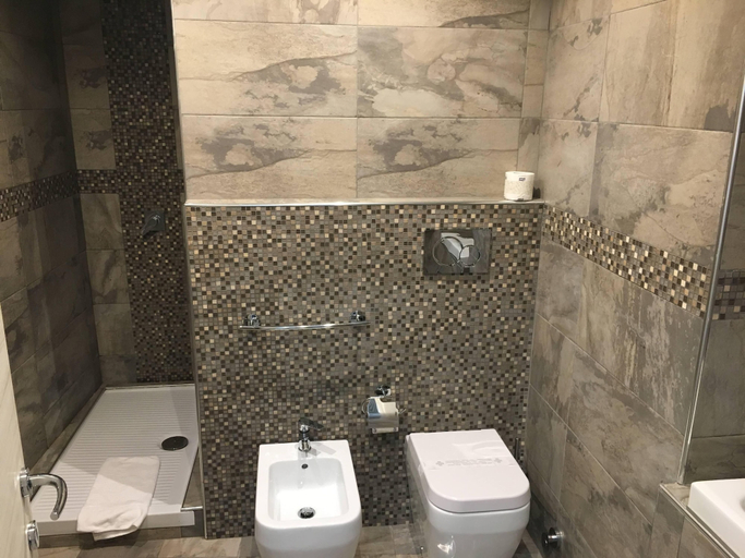 Bathroom 4, Hotel Patria, Roma