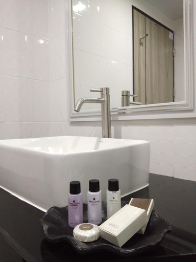Bathroom 5, Toptel Thaphra, Bangkok Yai