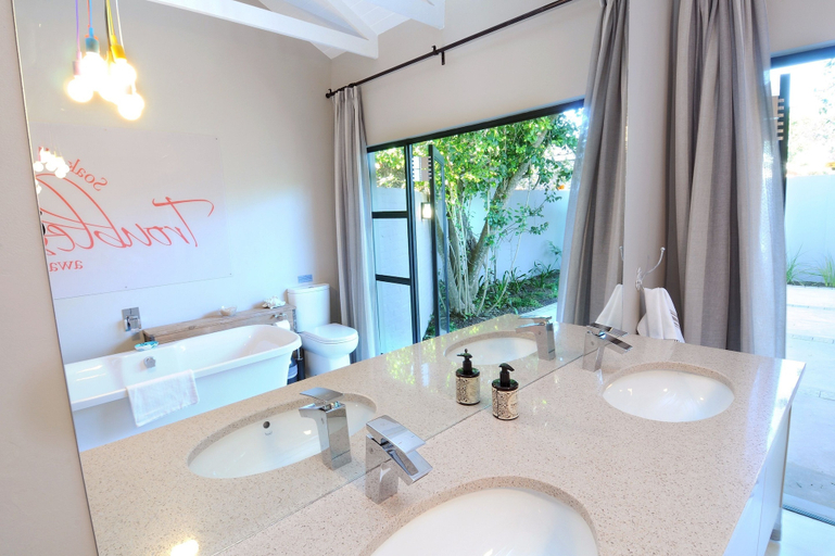 Bathroom 4, Ocean Breeze, Cacadu