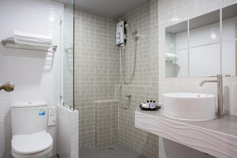Bathroom 5, Toptel Thaphra, Bangkok Yai