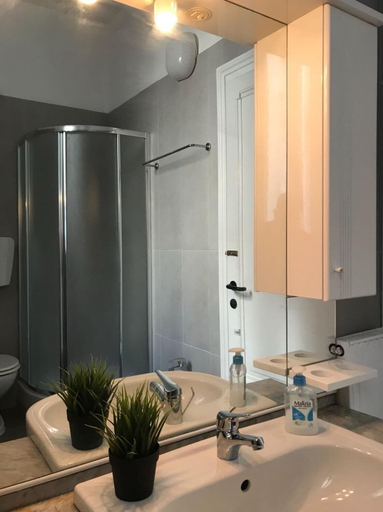 Bathroom 5, Locanda Otello, Rome
