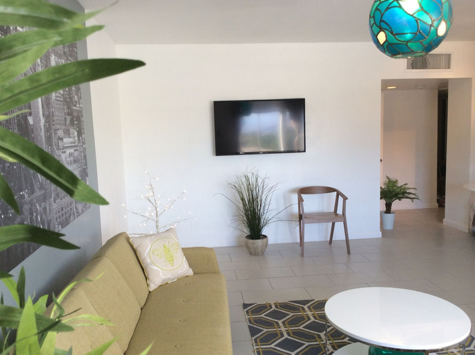 Others 5, Modern Downtown Condo, Riverside