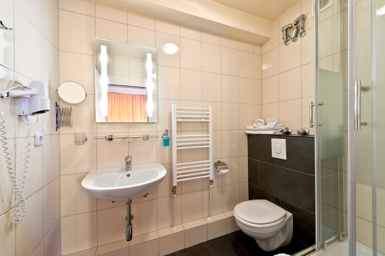 Bathroom 5, Hotel Atlas Berlin, Berlin