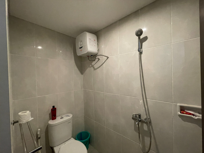 Bathroom 5, Studio at Serpong Garden Apartment by El, Tangerang