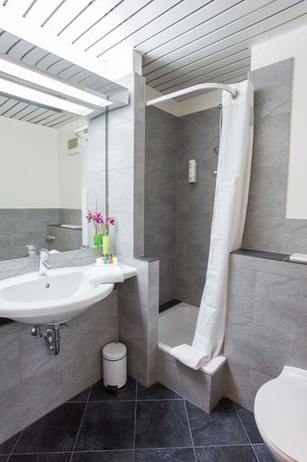 Bathroom 4, Holiday Inn DUSSELDORF - NEUSS by IHG, Rhein-Kreis Neuss