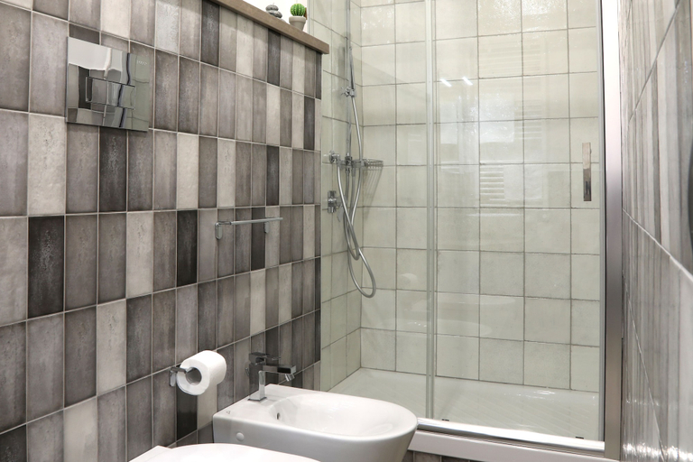 Bathroom 5, Primo a Destra, Campobasso
