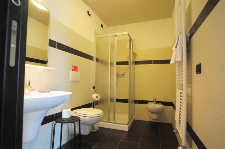 Bathroom 4, Residence Windsurf, Como