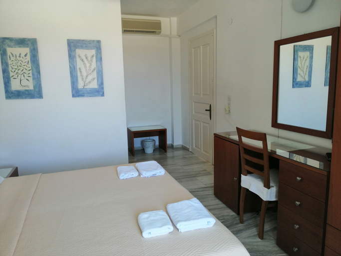 Bedroom 4, 7 Islands, Attica