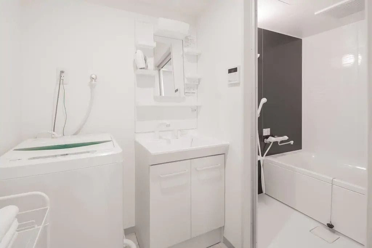 Bathroom 3, Hatch NAGAHORI 201, Osaka