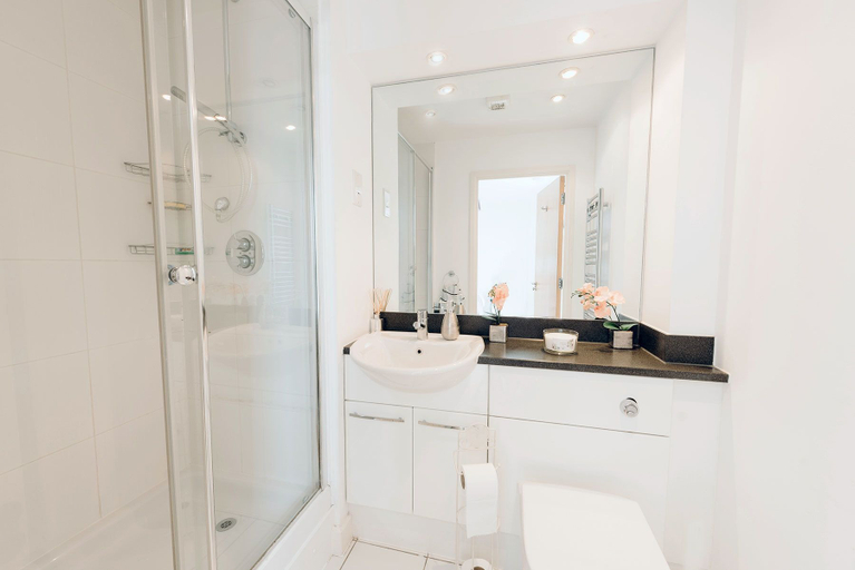 Bathroom 2, Royal Modern Apartment, London