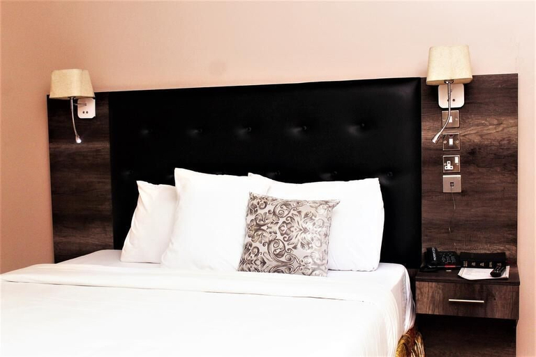 Bedroom 2, C'ron Hotels and Suites, Obio/Akp