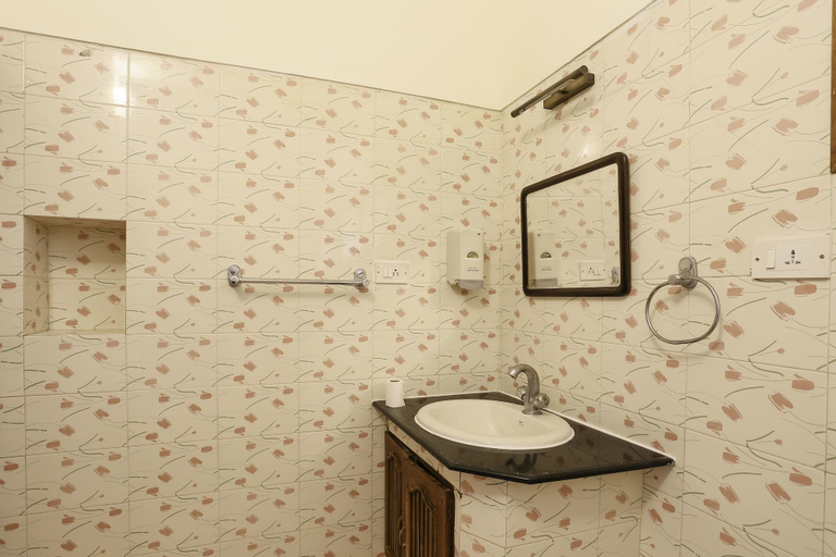 Bathroom 3, Kimansion Inn, Ernakulam