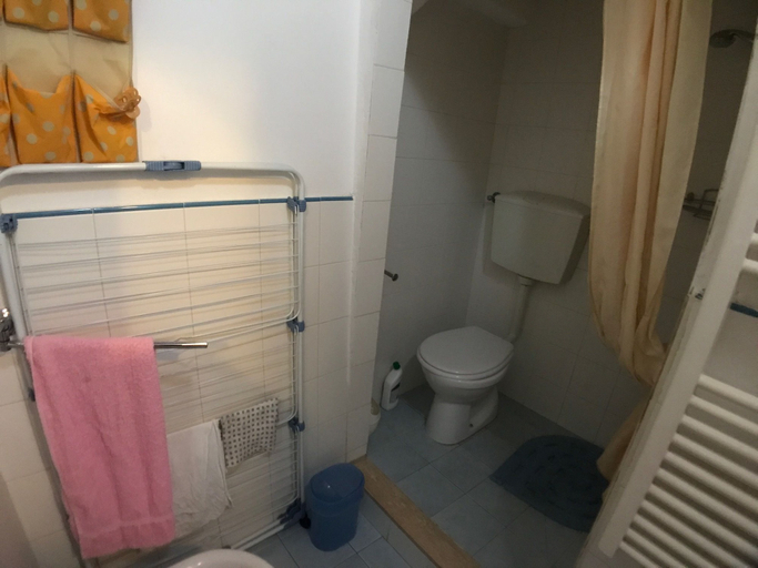 Bathroom 2, Porta Camollia Apartment, Siena