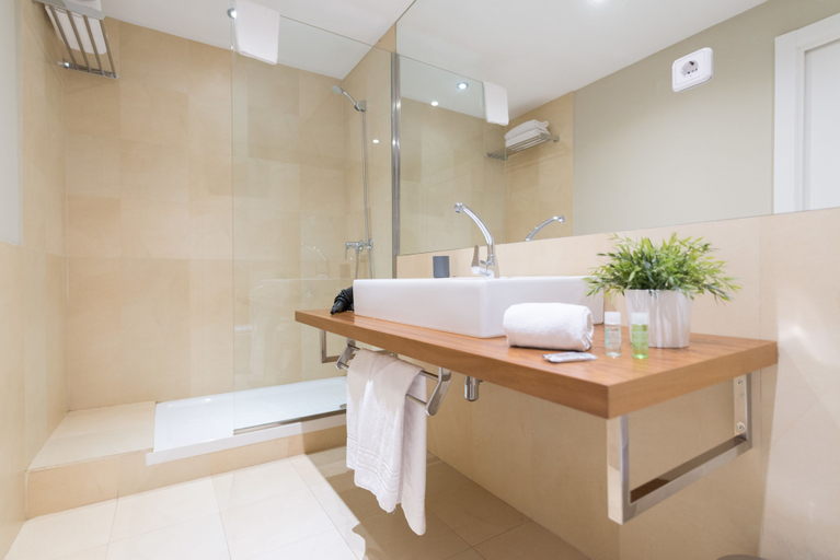 Bathroom 4, Senator Barcelona Apartments, Barcelona