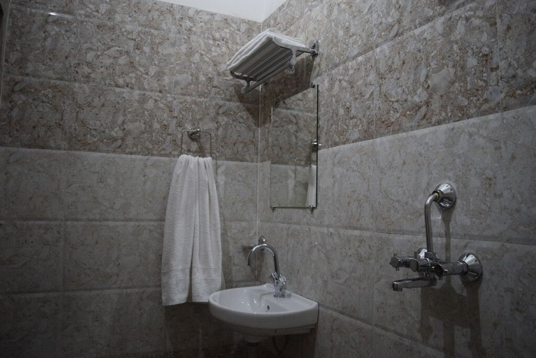 Bathroom 5, Hotel KV Palace, Chandauli