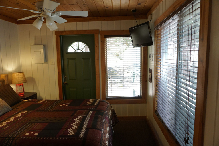 Bedroom 2, Shaver Lake Village Hotel, Fresno