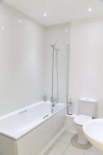 Bathroom, Spacious bright apartment w parking, Sefton