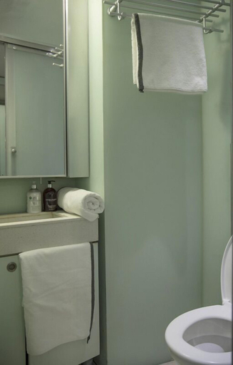 Bathroom 4, 1n Student Hotel Camden - Students Only, London
