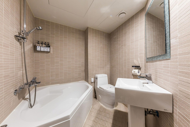 Bathroom 4, Hotel The Blue Cheonho, Gandong