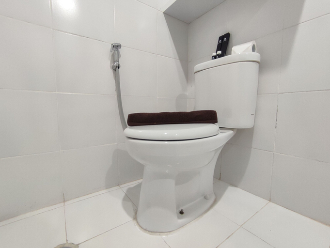 Bathroom 2, Cozy Studio At Paltrow City Apartment, Semarang