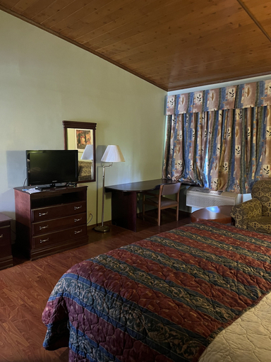 Bedroom 3, Town & Country Motel, De Witt