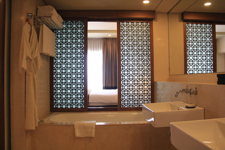 Bathroom 5, Radisson Blu Dhaka Water Garden, Dhaka
