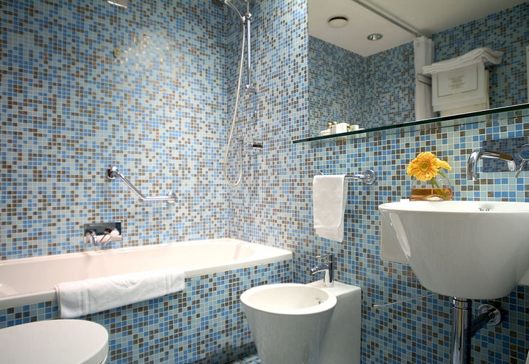 Bathroom 5, Albani Hotel Roma, Rome
