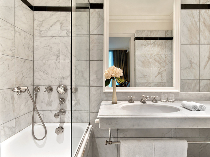 Bathroom 4, Le Dokhan’s Paris Arc de Triomphe, a Tribute Portfolio Hotel, Paris