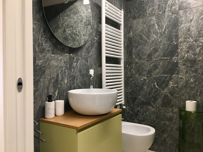 Bathroom 4, Rivadige Suite, Verona