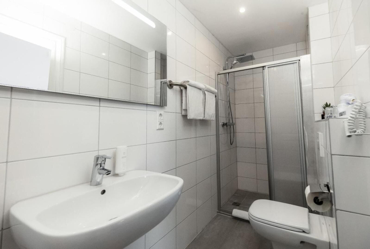 Bathroom 5, Hotel Zur Tanne, Lörrach