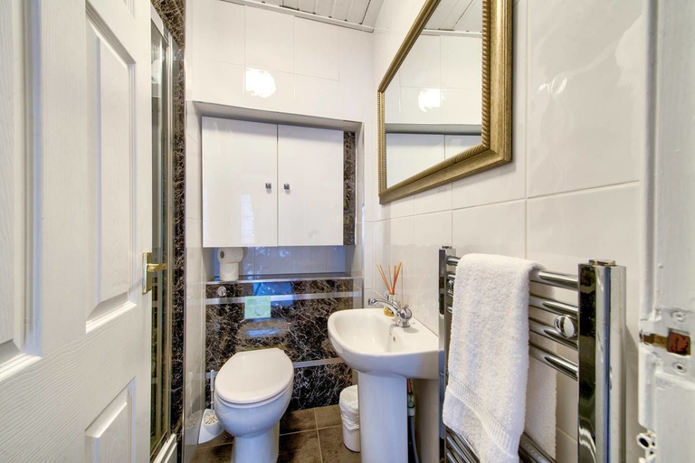 Bathroom, Royal Mile Studio in Prime Location, Edinburgh