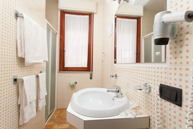 Bathroom 4, Hotel Esplanade, Forli' - Cesena