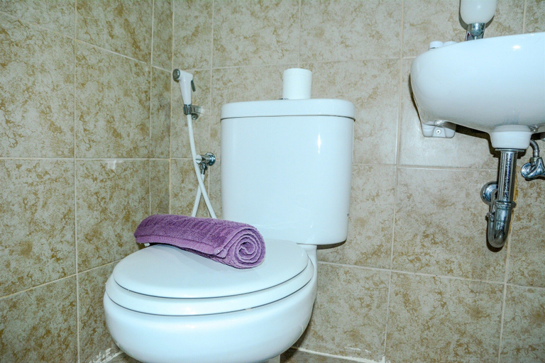 Bathroom 2, Modern Studio Grand Serpong Apartment By Travelio, Tangerang