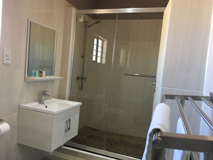 Bathroom 5, Shumba Lodge, Tutume