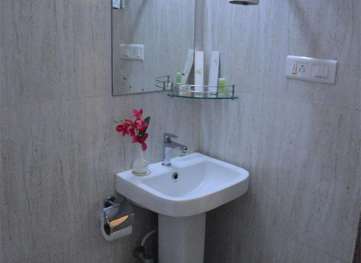 Bathroom, Hotel Eden Roc, Khordha