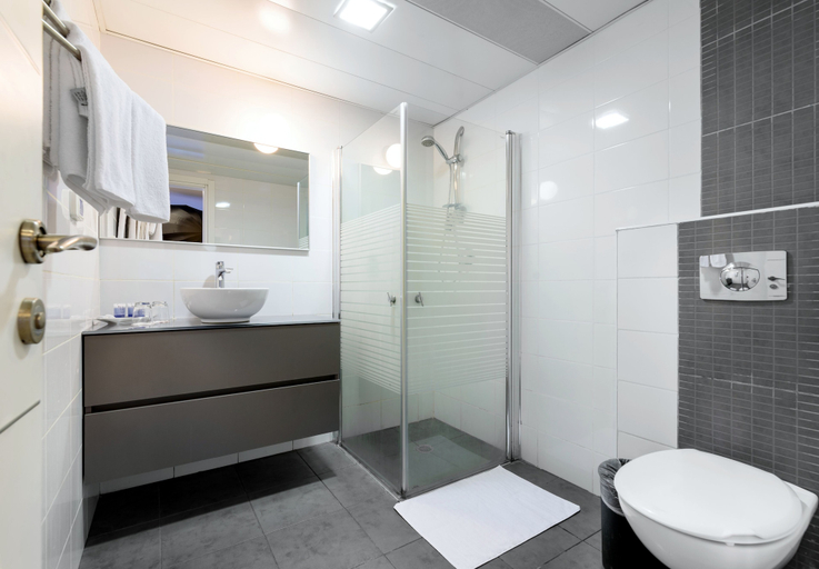 Bathroom 5, Sea Land Suites - by Echo Hotels