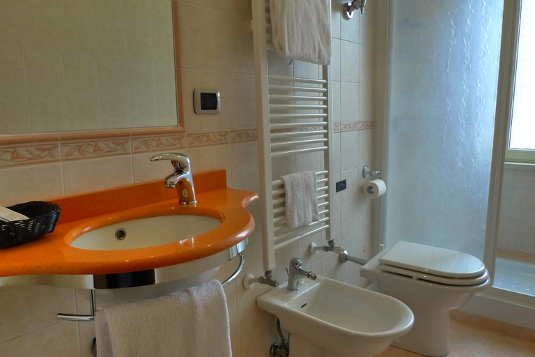 Bathroom 4, Hotel La Pace, Frosinone