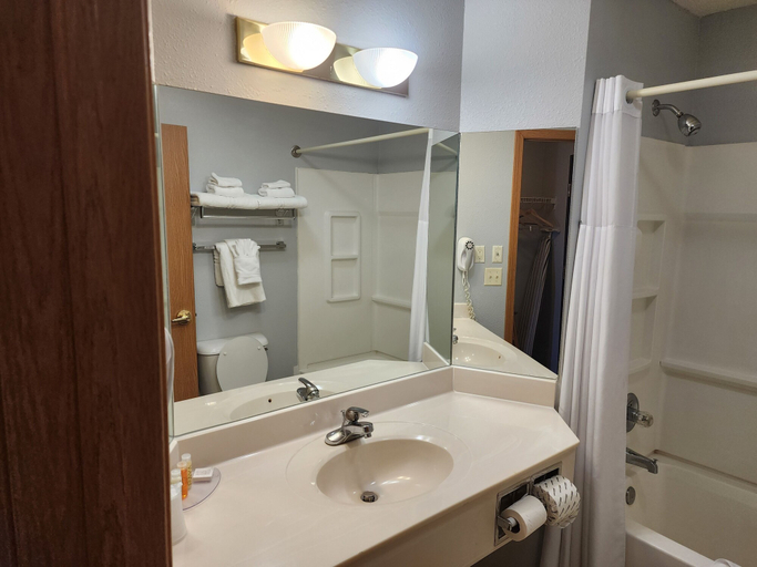 Bathroom 5, Windsor Place Inn, Crawford