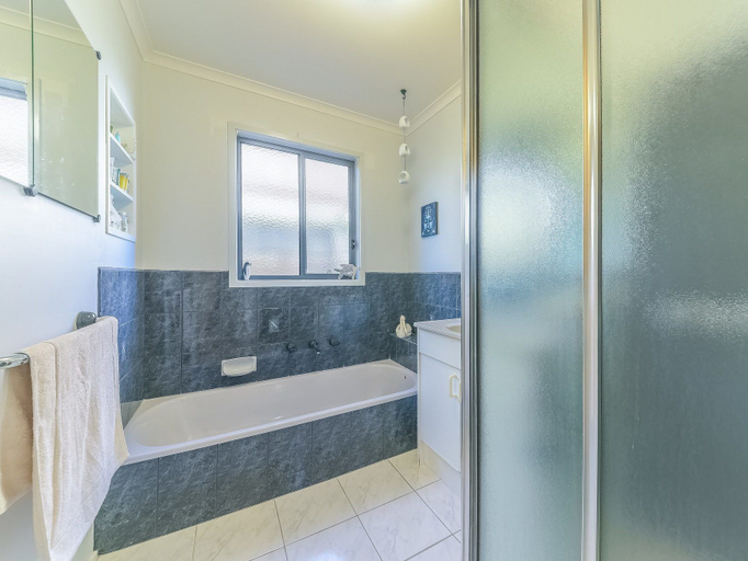 Bathroom, 4 Lansell Alfresco in Cowes, Bass Coast - Phillip Is.