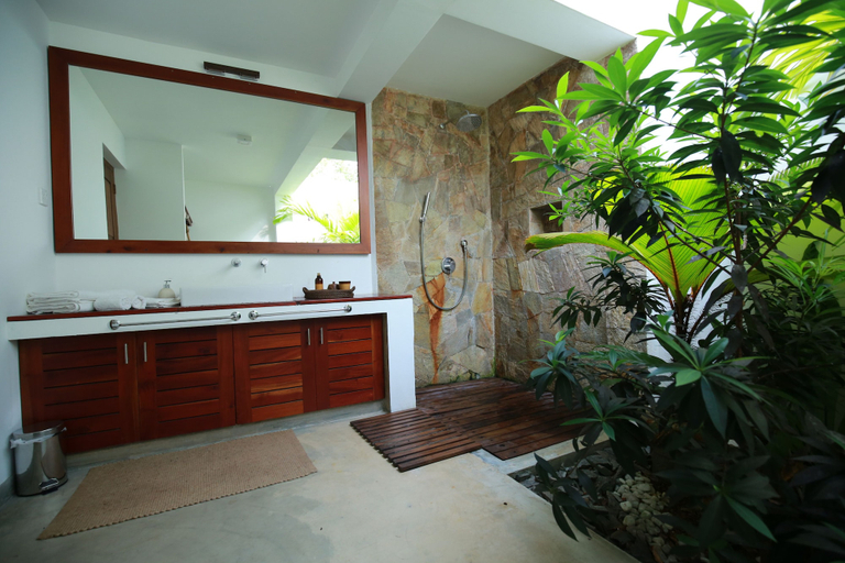 Bathroom 4, Villa Ronnaduwa, Hikkaduwa