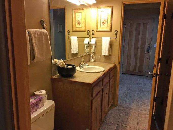 Bathroom 4, Four Seasons, Colfax