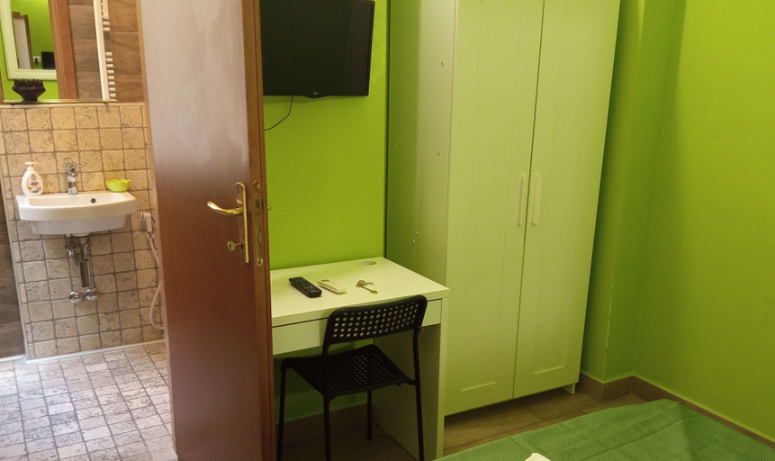 Bathroom 5, New Paradise, Rome