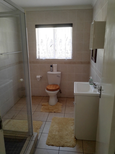 Bathroom 5, Louhallas Bed & Breakfast, Ekurhuleni