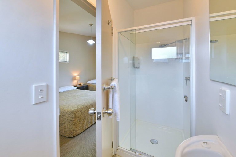 Bathroom 4, Wayside Motel, Waimakariri