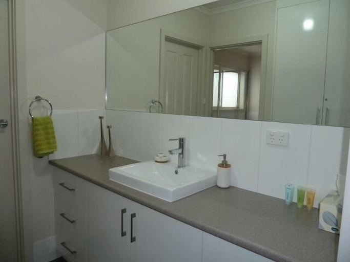 Bathroom, Hart Street Apartment, Mount Gambier