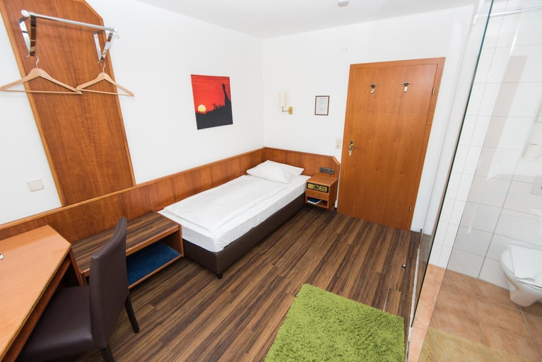 Bedroom 4, Hotel Am Friedensplatz, Stuttgart