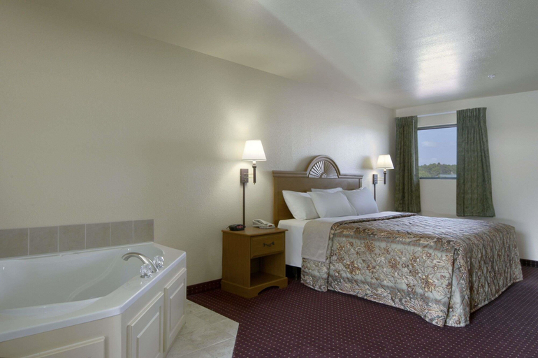 Bedroom 4, Days Inn by Wyndham Centre, Cherokee