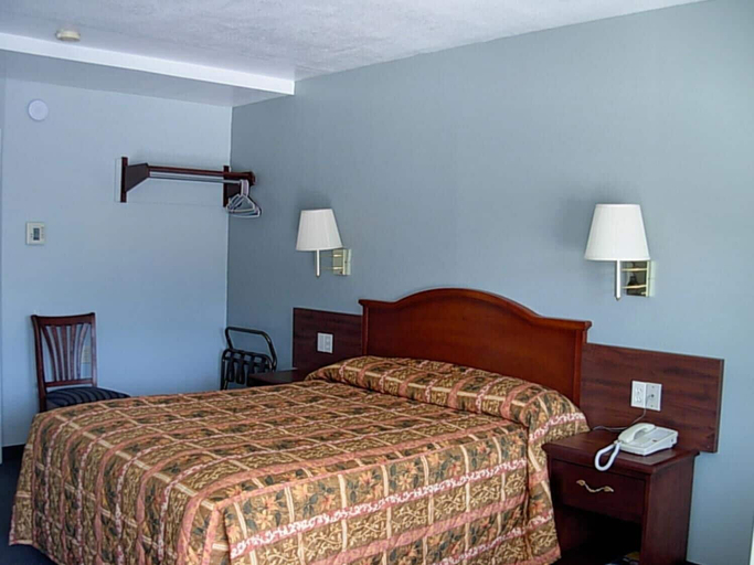 Bedroom 4, Economy Inn, Glenn