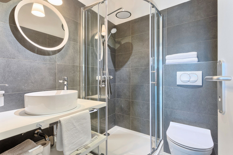 Bathroom 4, Astinian, Pula