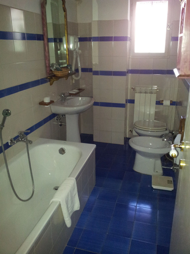 Bathroom 3, Rodrigo de Vivar, Rome